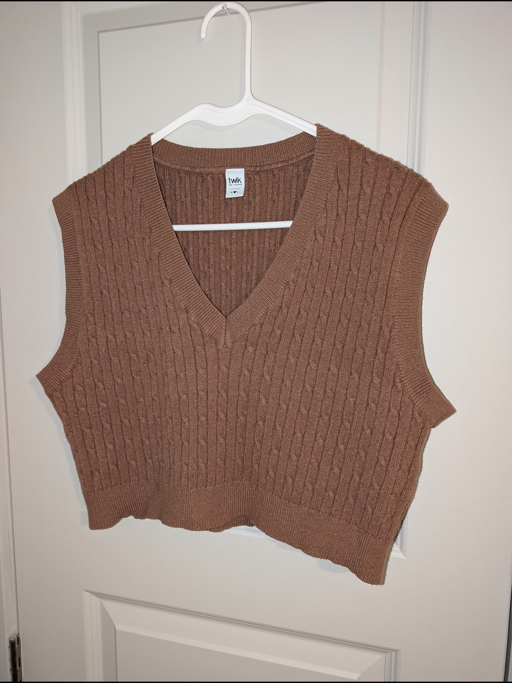 2/30$ 💓 twik Cable Knit V‑Neck Sleeveless Sweater